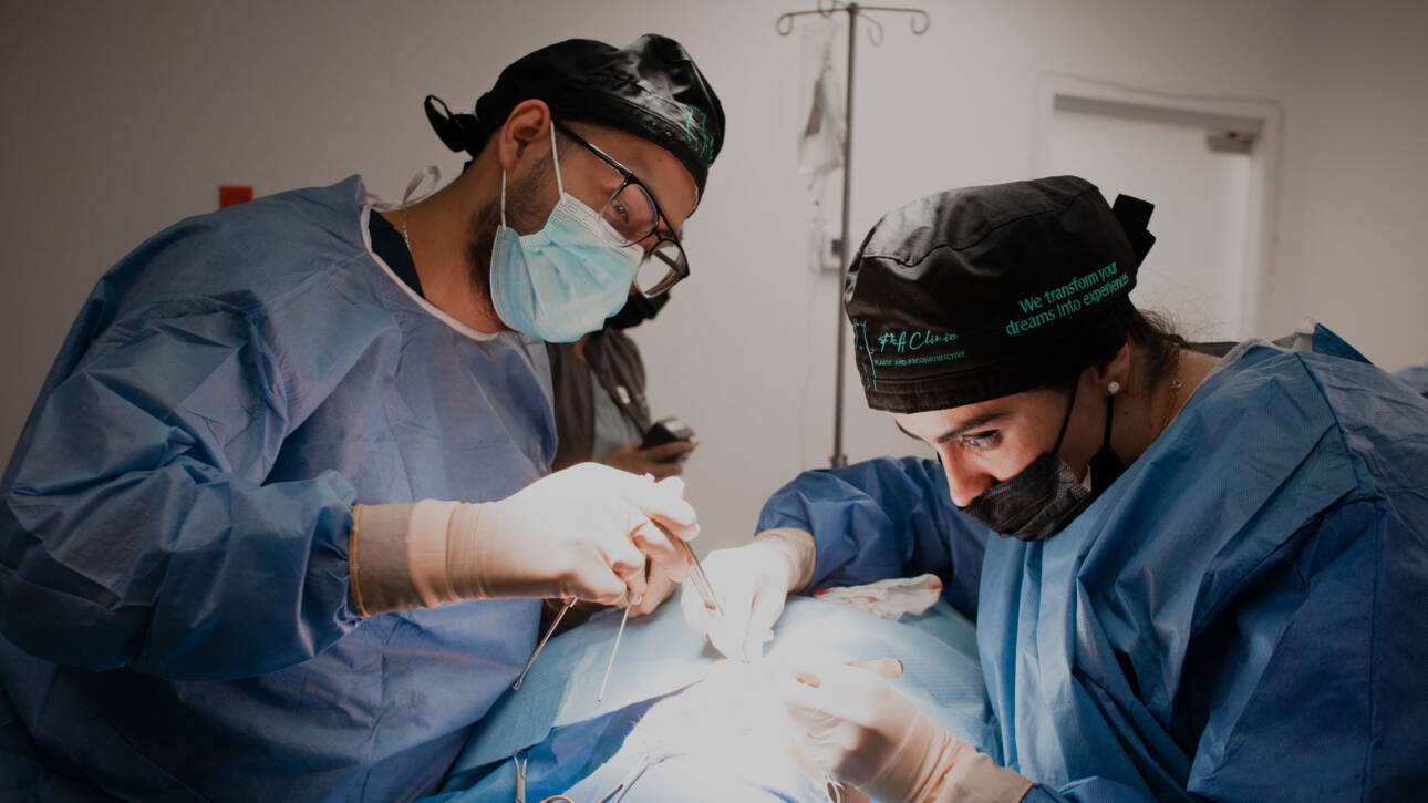 Fotografia de doctores de FYA clinic en plena cirugia, con todas las medidas correctas para realizar estos procedimientos